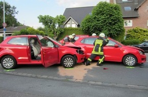 Feuerwehr Mülheim an der Ruhr: FW-MH: Verkehrsunfall mit mehreren Verletzten