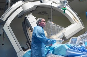 Asklepios Kliniken GmbH & Co. KGaA: Herzklappen-Eingriff: Neues Verfahren für bislang inoperable Patienten / Kardiologen der Asklepios Klinik St. Georg in Hamburg behandeln als erste deutsche Klinik schonend per Katheter (FOTO)