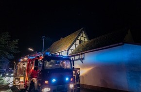 Freiwillige Feuerwehr Wachtberg: FW Wachtberg: Schwelbrand entlang eines Kamins in einem Fachwerkhaus in Wachtberg-Niederbachem
