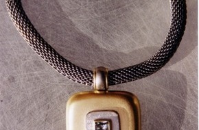 Polizeidirektion Göttingen: POL-GOE: (384/2006) Diebstahl während der Öffnungszeit - Wertvoller Schmuck aus Glasvitrine gestohlen