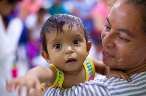 DHL Group: PM: DHL Global Forwarding transportiert für kinderherzen die weltweit erste mobile Herzklinik nach El Salvador / PR: DHL Global Forwarding supports NGO kinderherzen to deliver world’s first mobile heart clinic to El Salvador