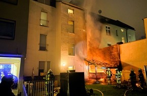 Feuerwehr Essen: FW-E: Hausfassade fängt Feuer - Flammen breiten sich bis zum Dachgeschoss aus