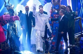 ProSieben: "Hello" Astronaut! Max Mutzke rätselt live im "The Masked Singer"-Finale mit und übergibt den Pokal