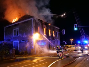 FW LK Neunkirchen: Brand eines leerstehenden Hotel-Restaurants in der Hauptstraße