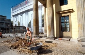 DAW SE: Brandenburger Tor: Restaurierung verläuft planmäßig