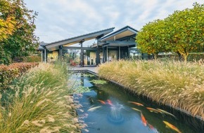 HUF HAUS GmbH & Co. KG: Ebenerdig, stufenlos und absolut modern: Bungalow in alter holländischer Landschaft / Huf Haus setzt Trends für ebenerdiges Wohnen: Luxus-Bungalows aus Holz und Glas