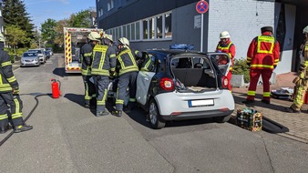Feuerwehr Mülheim an der Ruhr: FW-MH: Verkehrsunfall mit Straßenbahn - Eine Person eingeklemmt
