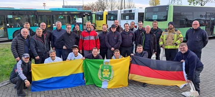 FW-GL: Dritte Hilfsaktion für Partnerstadt Butscha - Zehn Busse im Konvoi in die Ukraine überführt
