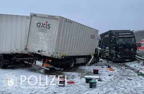 Polizeipräsidium Westpfalz: POL-PPWP: Unfall mit mehreren Fahrzeugen sorgt für Sperrung der Autobahn