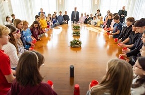 SWISSAID: Schulkinder treffen den Bundeskanzler