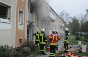 Feuerwehr Mülheim an der Ruhr: FW-MH: Verkehrsunfall und Zimmerbrand: Rauchwarnmelder retten Menschenleben