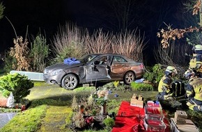 Feuerwehr Essen: FW-E: Verkehrsunfall in Essen-Werden - PKW durchbricht Friedhofszaun