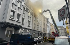 Feuerwehr Dortmund: FW-DO: Feuer in Wohnhaus Drei Personen unverletzt über Treppenraum gerettet