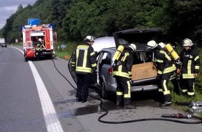 Feuerwehr der Stadt Arnsberg: FW-AR: Zusatzbatterien verursachen Pkw-Brand auf der Autobahn: Feuerwehr kann Fahrzeug auf Seitenstreifen mit Schaum schnell löschen