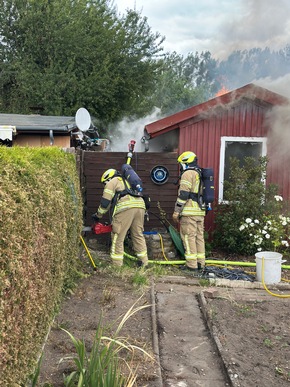 FW Helmstedt: Brennen mehrere Gartenlauben in voller Ausdehnung