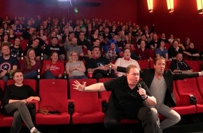 Die schlechteste Nachricht des Jahres: SchleFaZ 100 - Das Jubiläums-Festival ist ausverkauft! / 2.500 Zuschauer feiern Schundfilm bei der Mega-SchleFaZ-Sause am 28. September im Berliner Tempodrom! Die schlechteste Nachricht des Jahres: SchleFaZ 100 - Das Jubiläums-Festival ist ausverkauft! / 2.500 Zuschauer feiern Schundfilm bei der Mega-SchleFaZ-Sause am 28. September im Berliner Tempodrom!