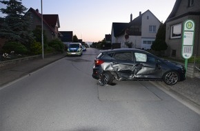 Kreispolizeibehörde Herford: POL-HF: Auto fährt in geparkten Mercedes - Fahrer augenscheinlich betrunken