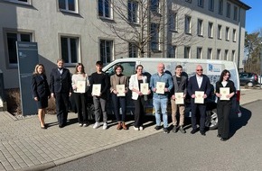 Hauptzollamt Erfurt: HZA-EF: Dualer Bachelor-Studiengang beim Zoll gestartet / Acht Zollanwärter erhalten Ernennungsurkunden und legen Diensteid ab
