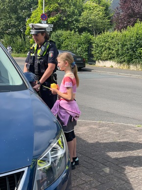 POL-BN: #sicherimStraßenverkehr - Verkehrssicherheitsaktion an der Carl-Schurz-Grundschule in Tannenbusch - Schülerinnen und Schüler übergaben Zitronen nach Geschwindigkeitsverstößen