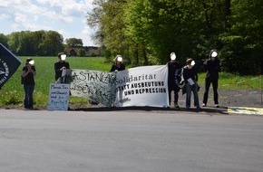 Polizeiinspektion Nienburg / Schaumburg: POL-NI: Demonstranten/ -Innen blockieren Fa. Wiesenhof in Holte