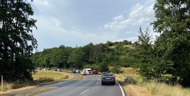 Polizeipräsidium Westpfalz: POL-PPWP: Riskantes Überholmanöver - Motorradfahrer schwer verletzt
