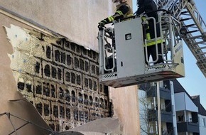 Feuerwehr Essen: FW-E: Brennt Unrat an Hausfassade - Keine Verletzten.