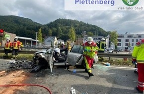 Feuerwehr Plettenberg: FW-PL: Schwerer Verkehrsunfall vor Hestenbergtunnel - Vier Verletzte bei Kollision