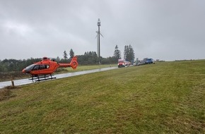 Feuerwehren VG Westerburg: FW VG Westerburg: Verkehrsunfall zwischen PKW und LKW-Gespann - PKW-Fahrerin wird schwerverletzt