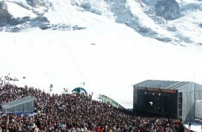 Jungfraubahn Holding AG: 7. SnowpenAir-Konzert auf Kleine Scheidegg am 3. April 2004 mit Bryan Adams, Lovebugs und Aextra