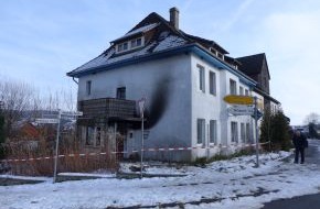 Polizeiinspektion Northeim: POL-NOM: Hausvorbau in Brand gesetzt