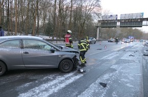 Feuerwehr Dortmund: FW-DO: Sieben Fahrzeuge verunfallen wegen Straßenglätte auf der B54