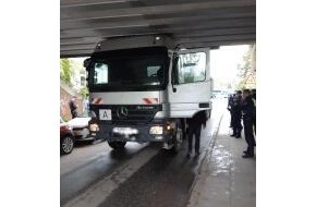 Bundespolizeiinspektion Hamburg: BPOL-HH: Durchfahrtshöhe missachtet: LKW bleibt unter Hamburger Eisenbahnbrücke stecken