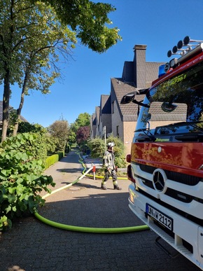 FW-WRN: FEUER_2 - LZ1 - brennt Garage in einer Garagenreihe