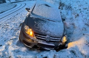 Polizeidirektion Kaiserslautern: POL-PDKL: Bei Schneeglätte im Straßengraben gelandet