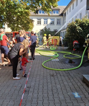 FW Konstanz: Gelungener Feuerwehraktionstag der Abteilung Allmannsdorf - die Abteilung Allmannsdorf der Feuerwehr Konstanz präsentiert sich.
