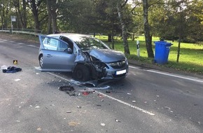 Feuerwehr Ratingen: FW Ratingen: Unfall mit drei Verletzten - Straße kurzzeitig voll gesperrt - bebildert