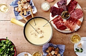 Switzerland Cheese Marketing GmbH: Zum Zusammenkommen und Dahinschmelzen / Käsefondue und Schweizer Raclette sind die perfekten DIY-Dinner