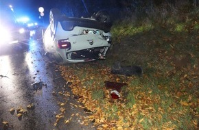 Kreispolizeibehörde Höxter: POL-HX: Geparktes Auto landet auf dem Dach / Nachtrag zu: Verkehrsunfall mit leicht Verletztem