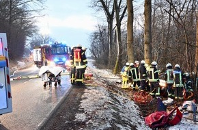 Freiwillige Feuerwehr Olsberg: FF Olsberg: Schwerer Verkehrsunfall in Olsberg Gevelinghausen auf der Kreisstra&szlig;e 15