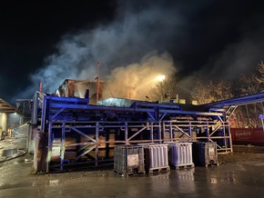FW Kreis Soest: Großbrand in Rüthen - Rund 250 Einsatzkräfte bekämpfen Brand in einem Sägewerk