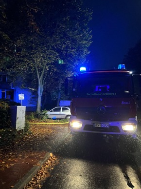 FW-WRN: FEUER_3 - LdF - LZ1 - LZ3 - TOJ Lünen - Garagenbrand / mehrere brennende Mülltonnen