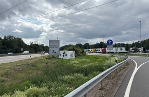 Polizeiinspektion Delmenhorst / Oldenburg - Land / Wesermarsch: POL-DEL: Autobahnpolizei Ahlhorn: Wohnmobil verunfallt auf Autobahn 1, Parkplatz Kiekut +++ Zwei Personen leicht verletzt
