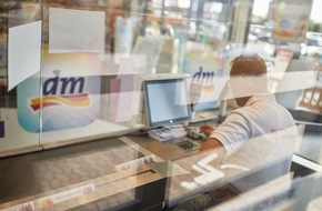 dm-drogerie markt: Erste repräsentative Bürger-Befragung zur Corona-Situation im öffentlichen Raum und im Handel: VERBRAUCHER INITIATIVE und dm versorgen politische Entscheidungsträger mit Stimmungsbildern der Menschen