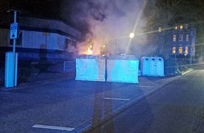 Polizei Mettmann: POL-ME: Altpapiercontainer in Brand gesetzt - die Polizei ermittelt - Velbert - 2203018