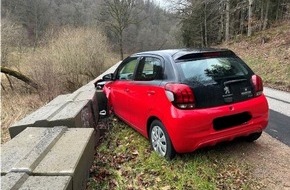 Polizeidirektion Landau: POL-PDLD: Auto prallt gegen Stützmauer