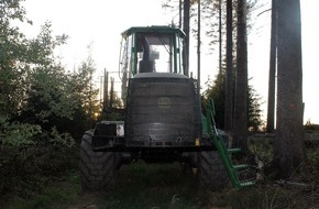 Kreispolizeibehörde Olpe: POL-OE: Scheinwerfer von Forstmaschine entwendet