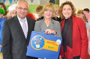 PlasticsEurope Deutschland e.V.: Hessische Kultusministerin übergibt Kuno-Koffer / Wiesbadener Grundschule erhält 10.000 Exemplar von "Kunos cooler Kunststoff-Kiste" (BILD)