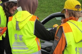 Polizeiinspektion Cuxhaven: POL-CUX: Transporter wendet auf Bundesstraße und verursacht Unfall+++ Zitronen-Aktion von Schülern in Neuhaus/Oste (Foto-Download)+++ Demonstration in Nordenham+++