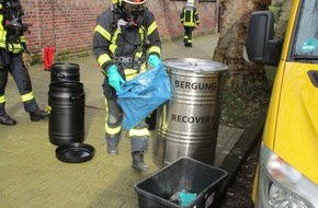 Feuerwehr Gelsenkirchen: FW-GE: Undichtes Paket löst Feuerwehreinsatz aus - Paketbote verletzt