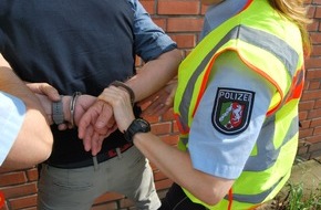 Kreispolizeibehörde Rhein-Kreis Neuss: POL-NE: Fahndungserfolg nach Unfallaufnahme - Unfallfahrer mit gefälschten Ausweisdokumenten hatte Haftbefehle offen